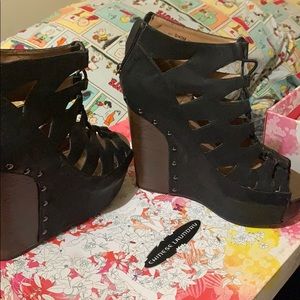 Wedge heel peep toe shoe